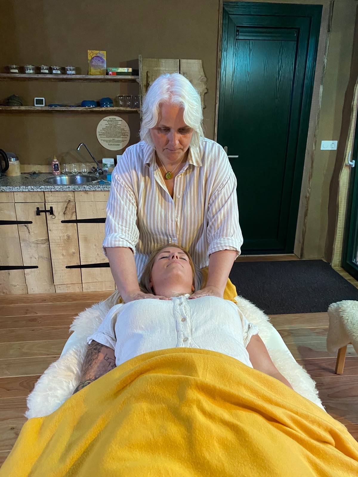 Wenda Kral tijdens een healingsessie