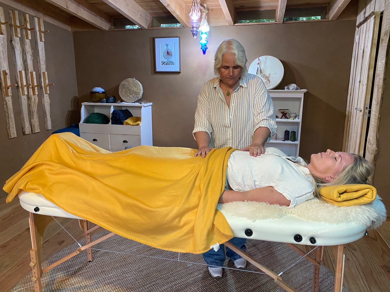Wenda Kral tijdens een healingsessie