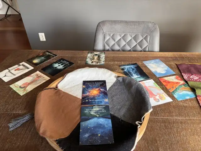 De tafel met orakelkaarten voor de reading