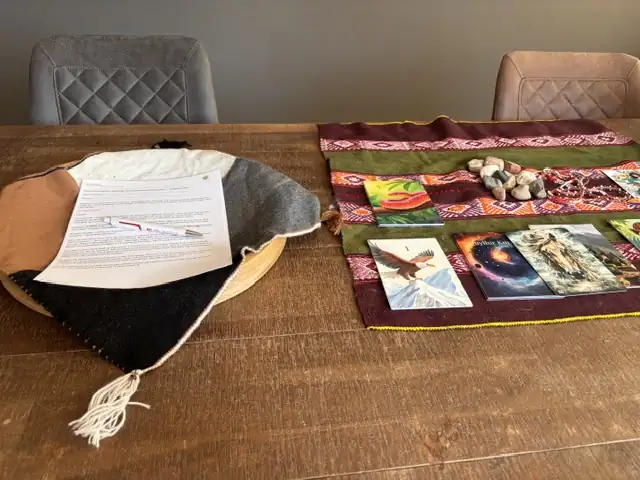 De tafel met een kleed, orakelkaarten en de intake voor de reading