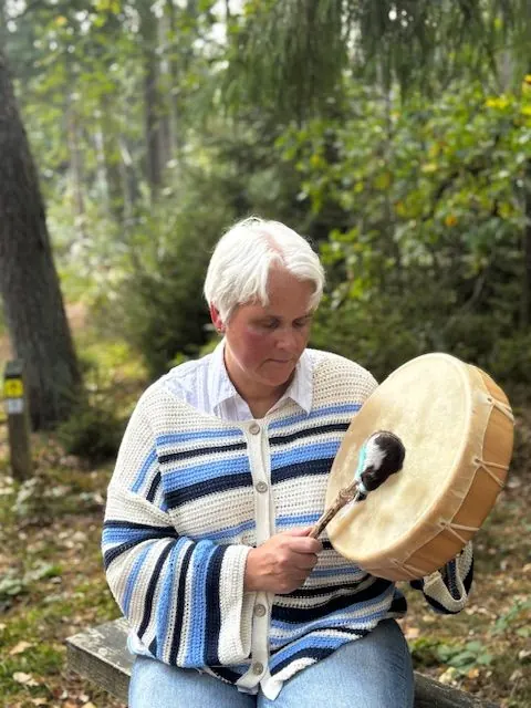 Wenda met haar trommel in het bos